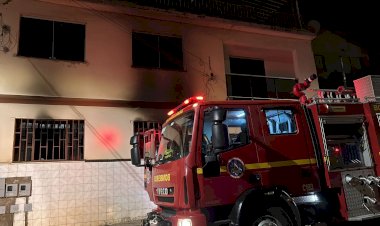Bombeiros controlam incêndio em residência no bairro de Fátima