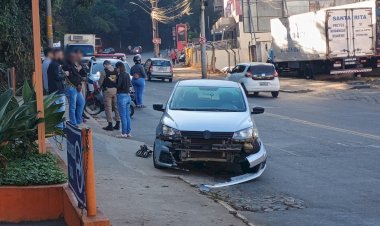 Motociclista fica ferida em acidente no centro de Viçosa