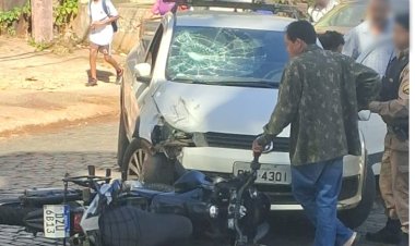 Acidente entre carro e moto no centro de Viçosa deixa homem ferido