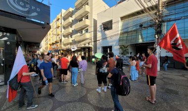 Manifestantes se reúnem no Calçadão de Viçosa contra PL do aborto
