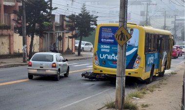 Motociclista fica ferido em colisão com ônibus em Viçosa