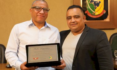 Vereador homenageia pesquisador por sua trajetória de vida e contribuições em Viçosa