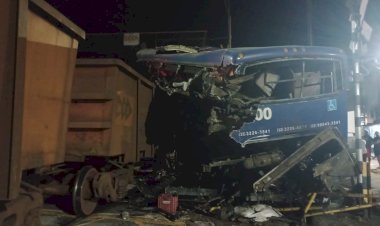 Trem colide com ônibus de turismo em Juiz de Fora
