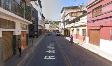 Mulher é atropelada por moto na Rua dos Passos