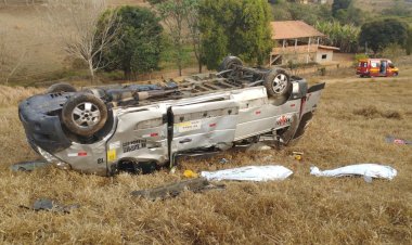 Van com destino a Guaraciaba capota em ribanceira e deixa dois mortos e 14 feridos