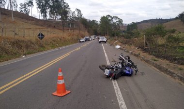 Mulher morre em colisão de moto com caminhão na BR 120