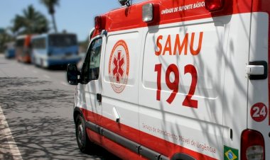 Motociclista fica ferido após colisão com poste em Araponga