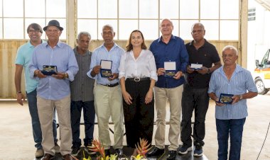 Servidores da UFV são homenageados após 50 anos de serviço