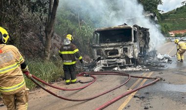 Caminhão carregado de leite pega fogo na MGC-482 em São Miguel do Anta