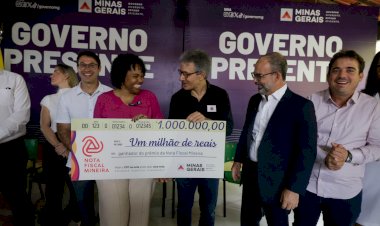 Moradora de Ponte Nova que ganhou R$ 1 milhão na Nota Fiscal Mineira recebe cheque do Governo de Minas