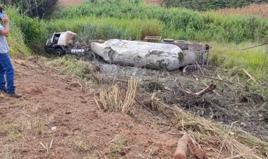 Caminhão capota no Trevo da Reciclagem em Viçosa