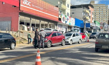 Engavetamento na Castello Branco envolve três veículos