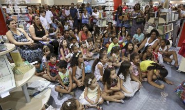 Alunos da rede estadual recebem vales-livros para bienal mineira 2025