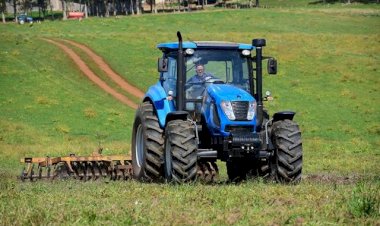 Pedra do Anta inicia corte e gradagem de terra para produtores rurais do município