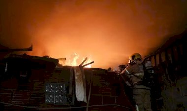 Incêndio atinge prédio de fábrica clandestina de estofados em Ubá