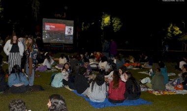 Gramado das Quatro Pilastras da UFV recebe sessão gratuita de cinema nesta sexta