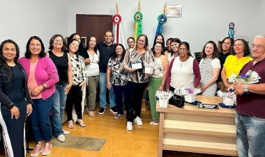 Paula Cândido homenageia servidores da Educação aposentados
