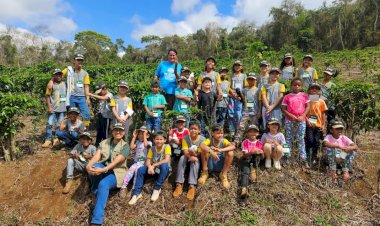 Alunos de Teixeiras participam de vivência rural com o Programa Agro na Escola