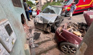 Carro sem controle bate em residência em Viçosa