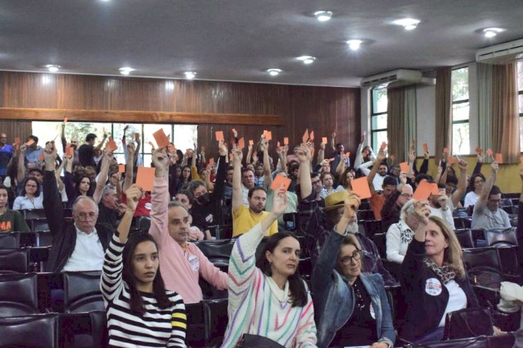 Assembleia docente decide pela permanência da UFV na greve