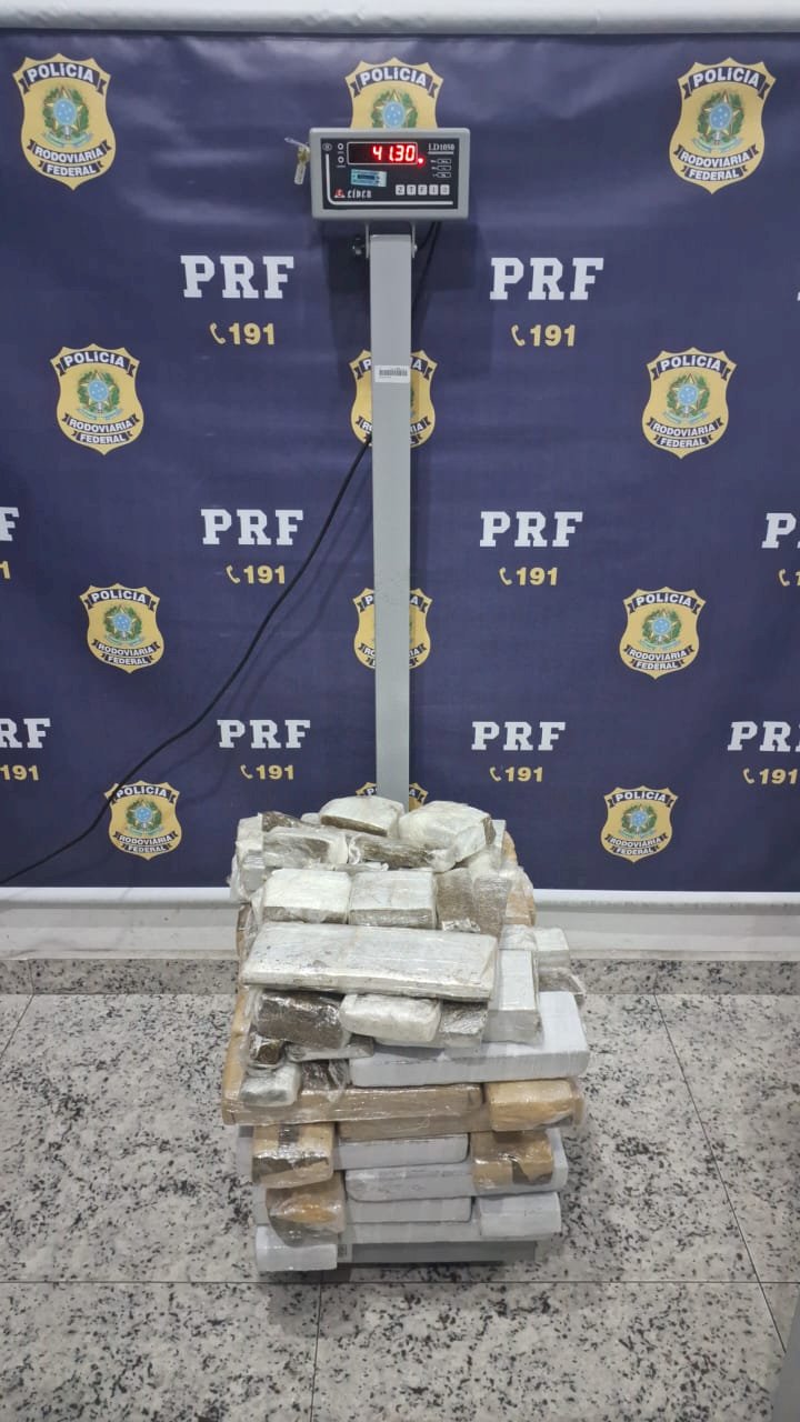 Morador de Viçosa capota carro e é preso após perseguição policial em Juiz de Fora