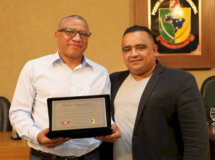 Vereador homenageia pesquisador por sua trajetória de vida e contribuições em Viçosa