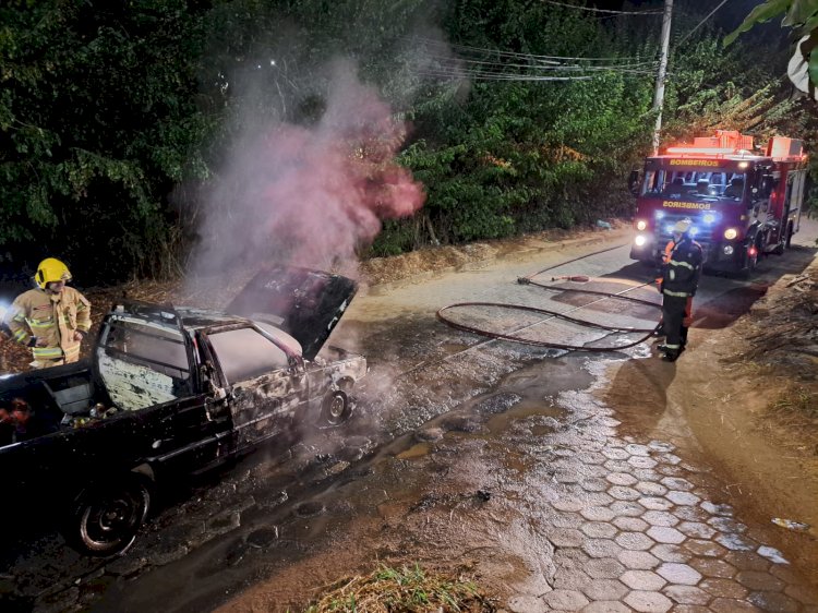 Pick-up pega fogo no bairro União em Viçosa
