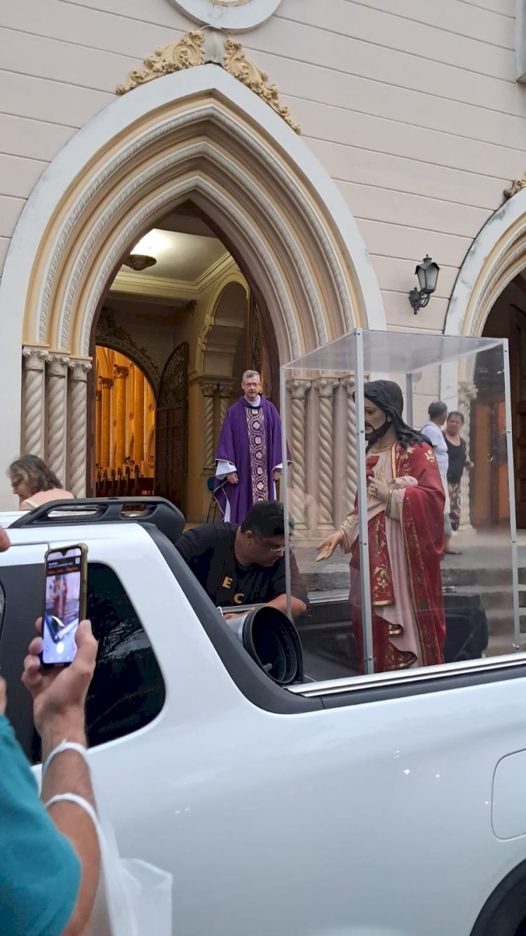 Imagem peregrina do Coração de Jesus passa por Viçosa
