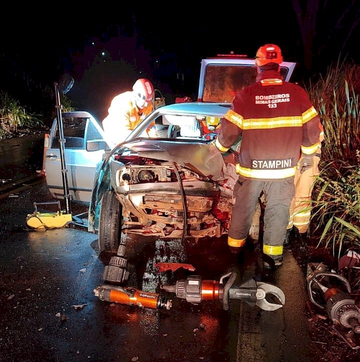 Motorista fica ferido em colisão na MGC-120 em Teixeiras