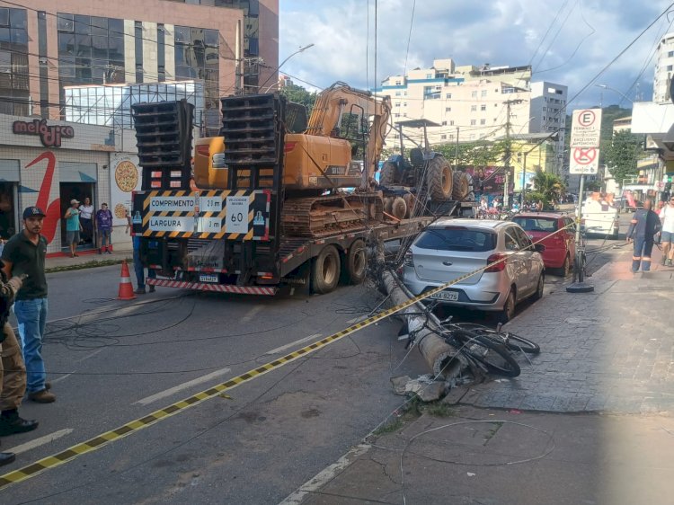Carreta derruba poste no centro de Viçosa