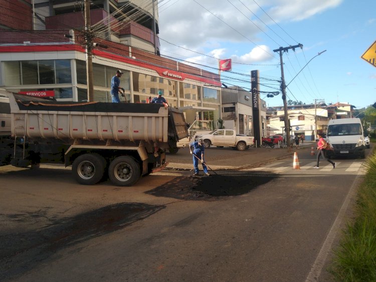 Prefeitura reforça operação tapa-buracos em ruas asfaltadas