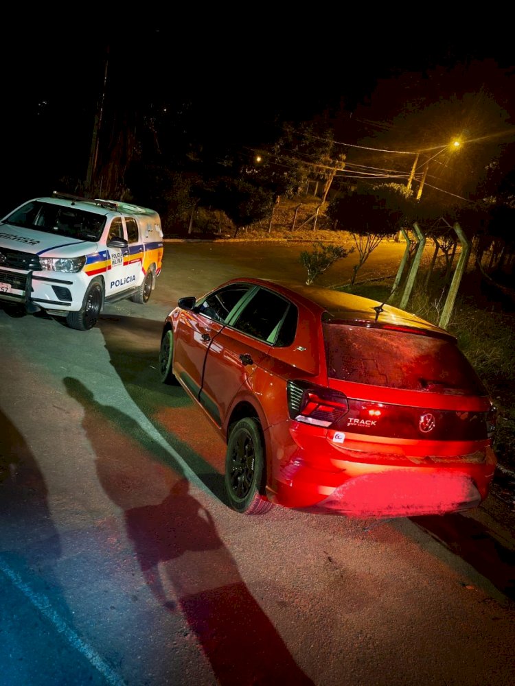 Carro roubado no RJ é recuperado pela PM em Viçosa