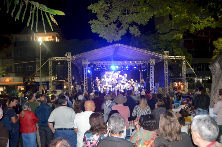Viçosa em Seresta atrai grande público na Praça Silviano Brandão