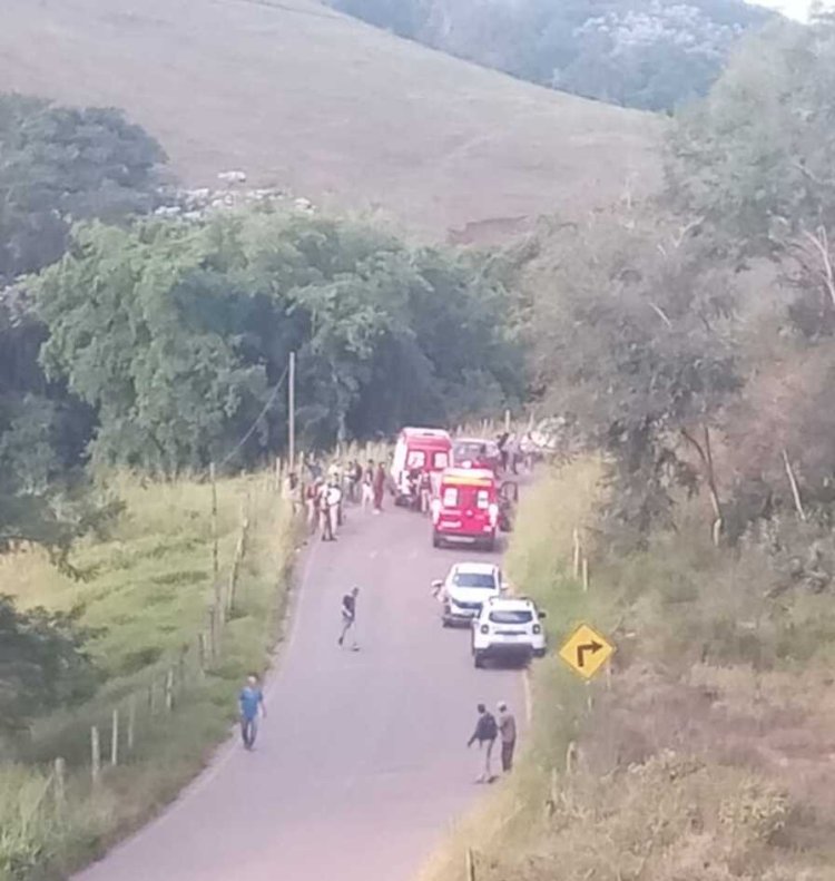 Homem morre em acidente entre carro e moto em Teixeiras