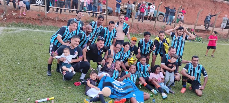 Time da Praça conquista título de campeão em Cachoeirinha