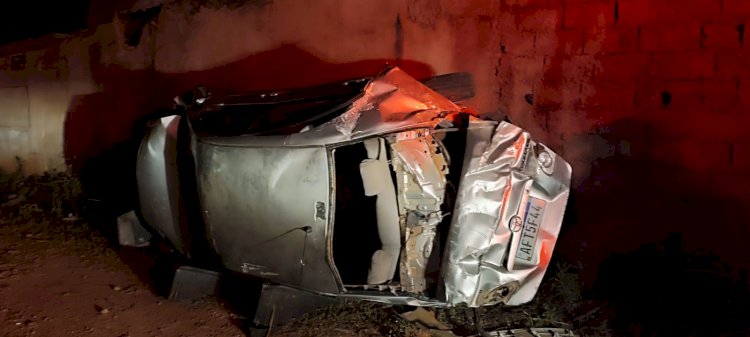 Carro capota e deixa dois feridos na MGC-482