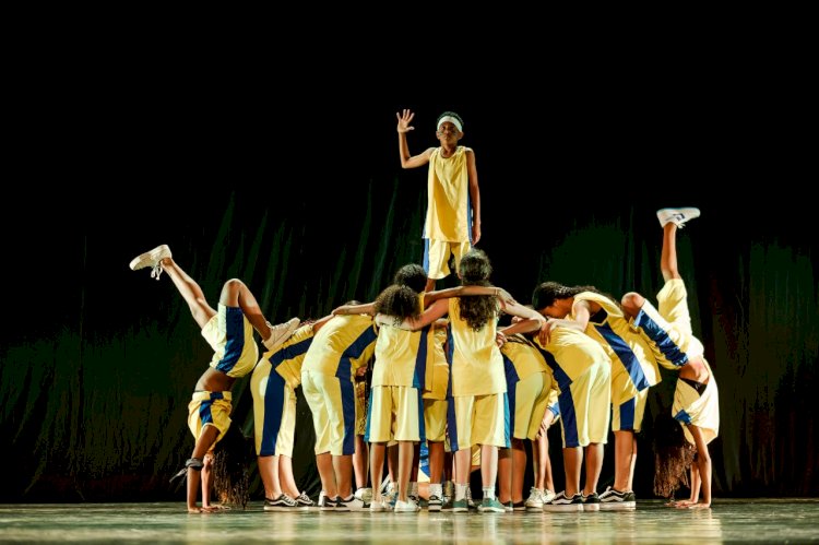 Escola Núcleo de Arte e Dança realiza apresentação na praça Silviano Brandão