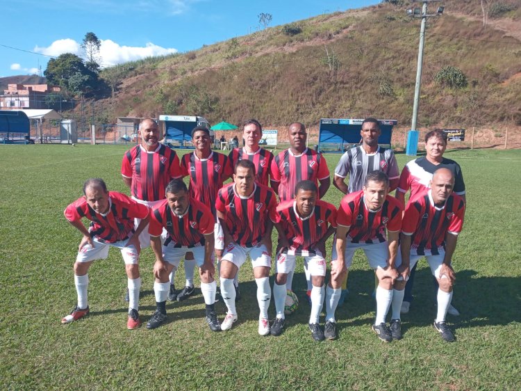 Silvestre goleia e segue firme no Quarentão de Teixeiras