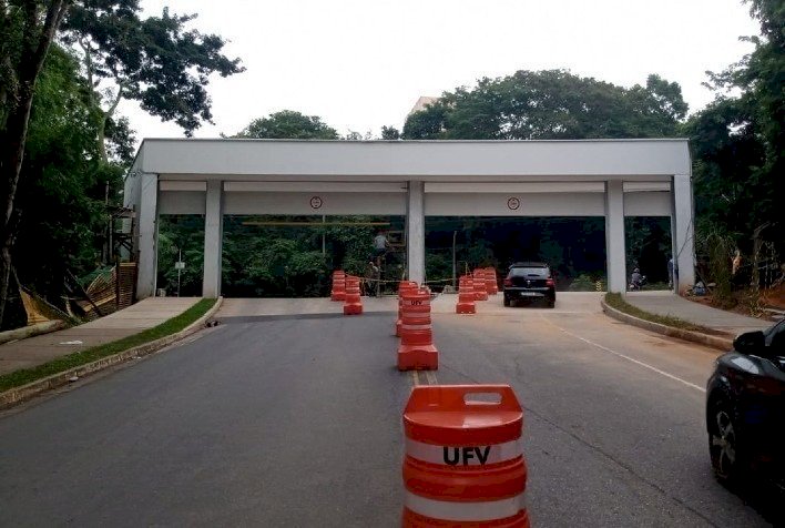 Trânsito fica interrompido na Vila Giannetti nesta quinta-feira