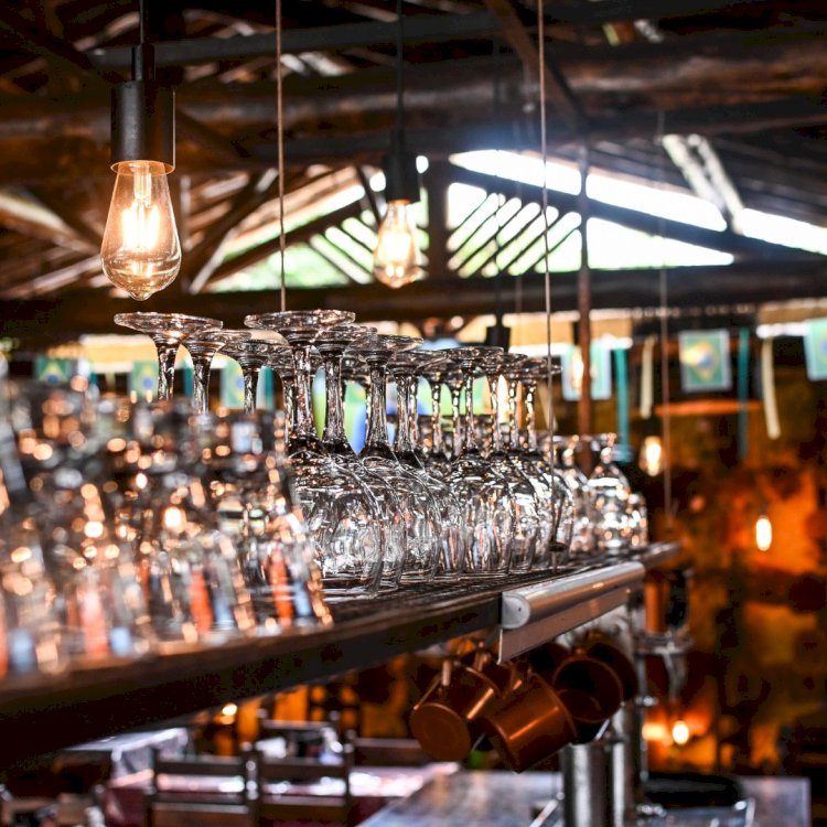 Programa estadual oferta 20 vagas para curso de técnicas de garçom em Viçosa