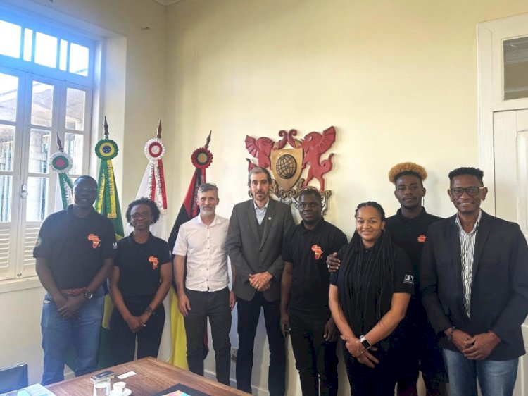 Reitor da UFV se reúne com representantes da Associação dos Estudantes Africanos de Viçosa