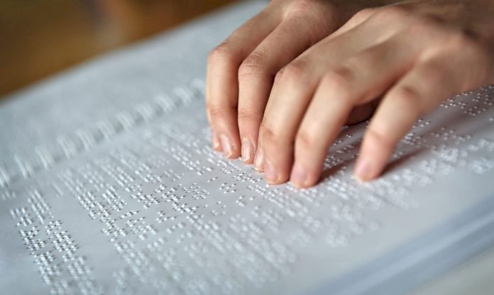 Câmara aprova PL que obriga a disponibilização de cardápios em braille
