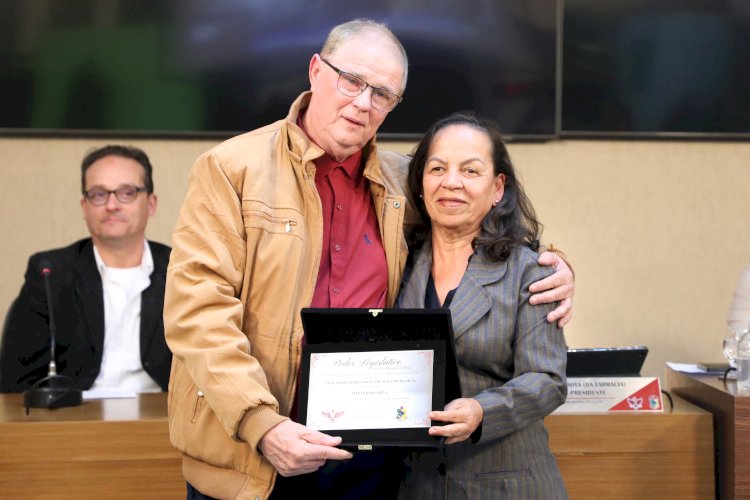 Agente funerário é homenageado por dedicação profissional na Câmara de Viçosa