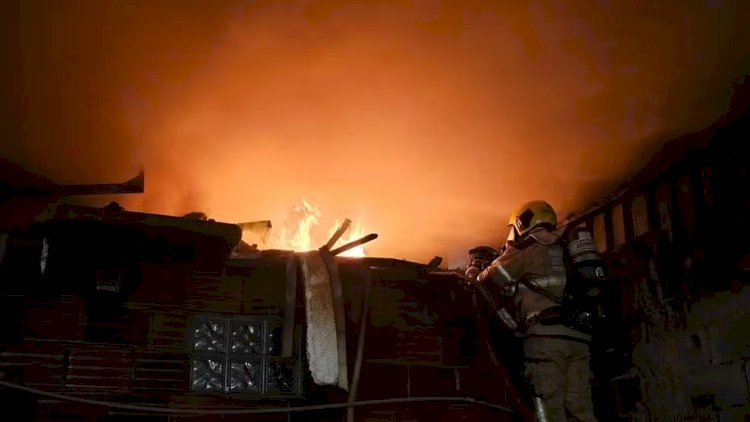 Incêndio atinge prédio de fábrica clandestina de estofados em Ubá