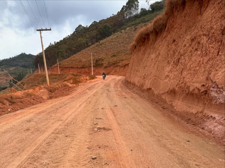 Araponga promove cascalhamento nas estradas rurais do município