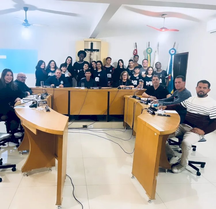 Alunos de Teixeiras apresentam projeto na Câmara Municipal