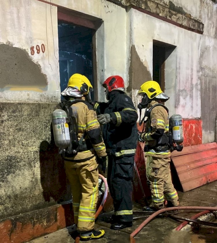 Bombeiros controlam incêndio residencial e resgatam vítima em Teixeiras