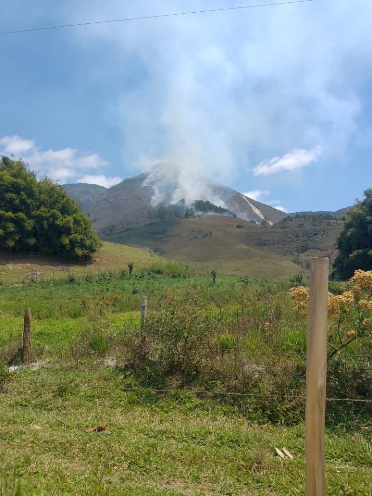 Bombeiros atuam em incêndio no Parque Estadual da Serra do Brigadeiro