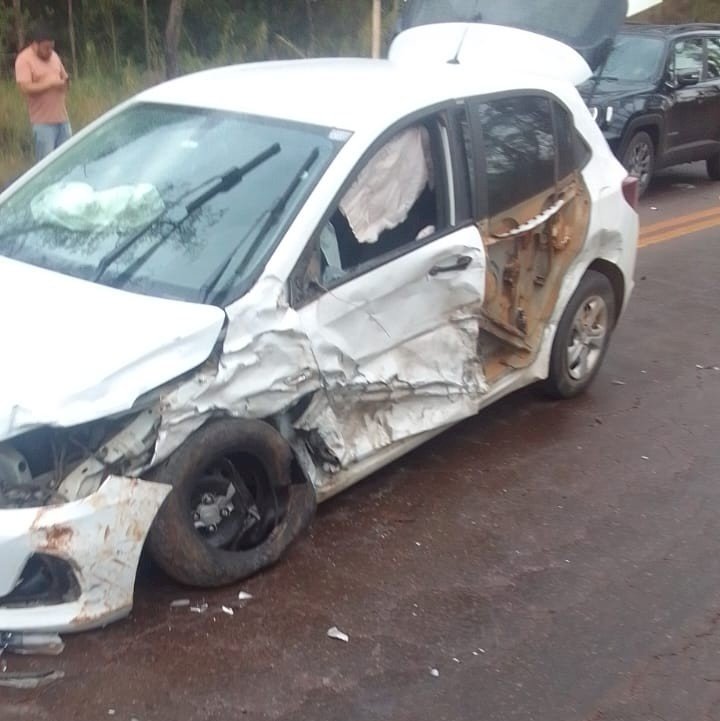 Comitiva da Prefeitura de Teixeiras se envolve em acidente em BH