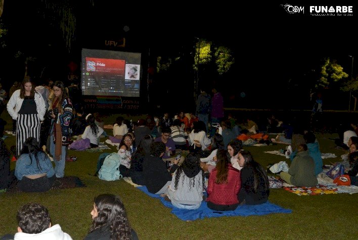 Gramado das Quatro Pilastras da UFV recebe sessão gratuita de cinema nesta sexta